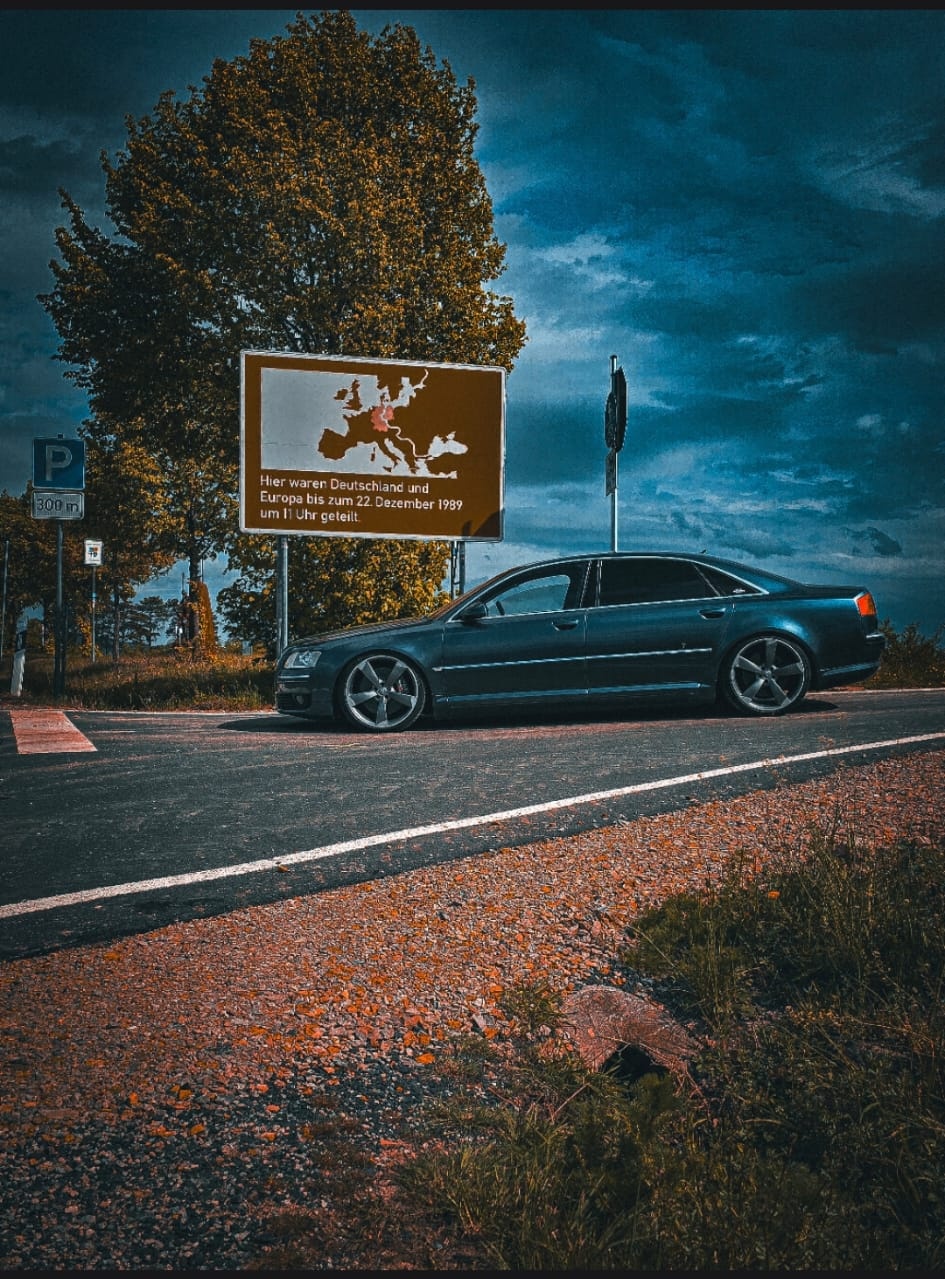 Audi bei Dämmerung auf der Straße